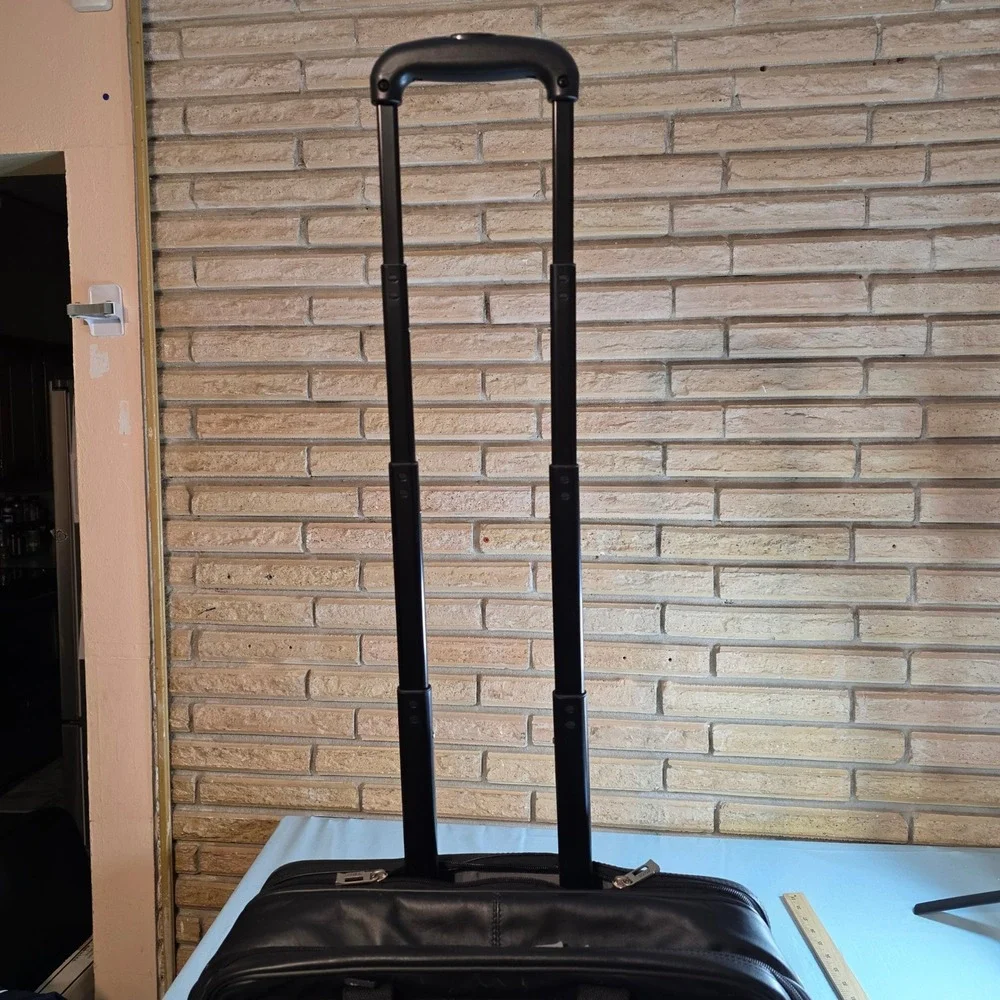 Solo New York Black Leather Laptop Briefcase Messenger Bag Multi-Pocket Travel